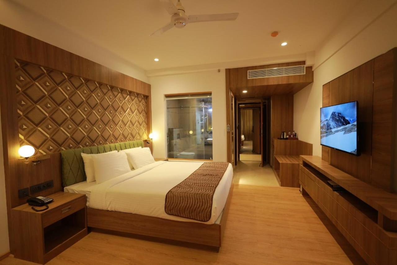 Mandarin Sky Hotel Канур Екстериор снимка