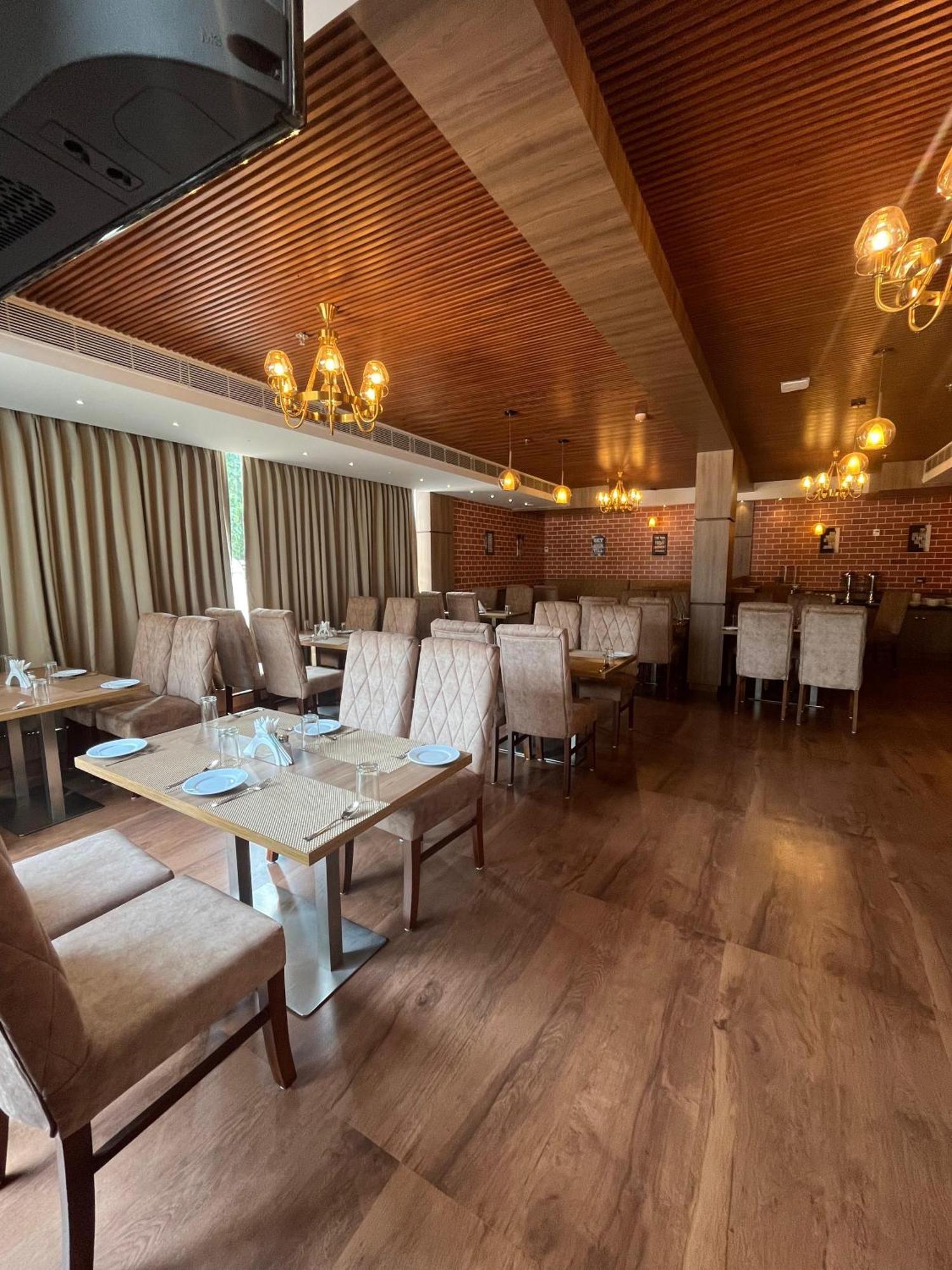 Mandarin Sky Hotel Канур Екстериор снимка